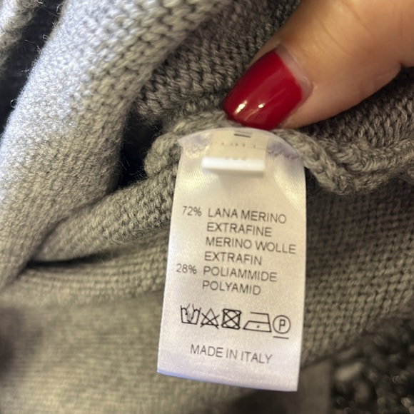 New with tags.Maison Common gray turtleneck with self colored floral embroidery - Picture 7 of 7